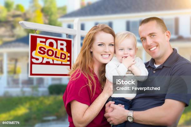 Junge Militär Familie Vor Verkauft Zeichen Und Haus Stockfoto und mehr Bilder von Verkaufen