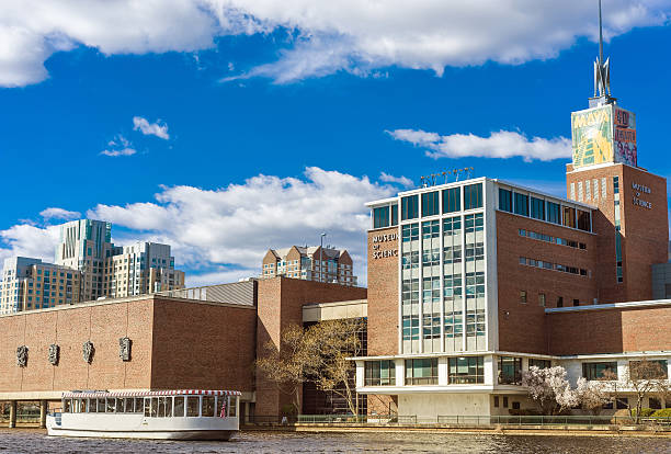 museo de ciencias en el parque de las ciencias y charles river boston - charles i fotografías e imágenes de stock