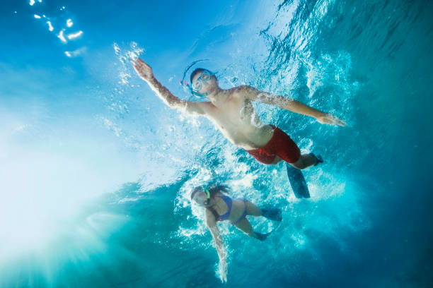 젊은 남자와 여자 스노클링 수중 다이빙 모험 청록색 바다 - pleasant bay 뉴스 사진 이미지