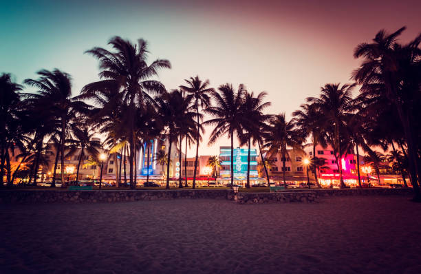 océan drive, rue éclairée de bâtiments, de sud plage - ocean drive south beach night miami beach photos et images de collection