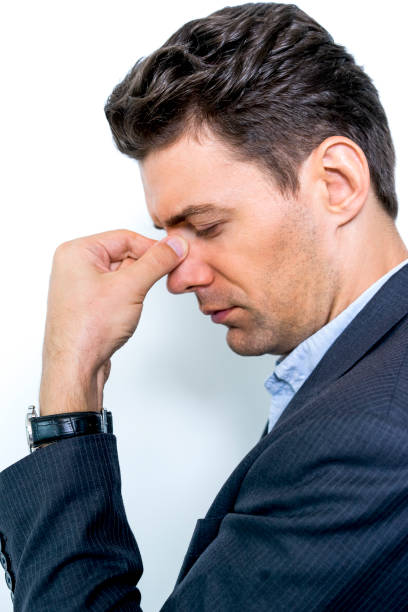 retrato de un joven empresario cansado frotándose los ojos - human eye tired rubbing businessman fotografías e imágenes de stock