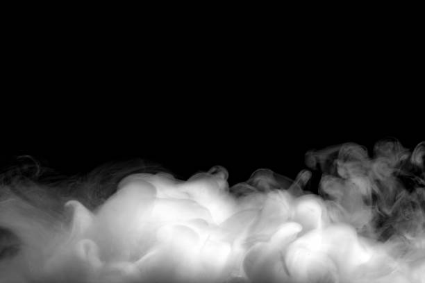 nevoeiro se ou fumaça abstrata em fundo preto - smoke condensation fumes isolated - fotografias e filmes do acervo