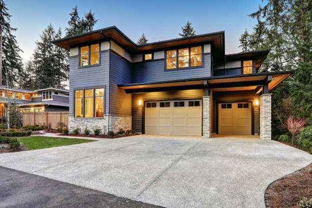 Luxurious new construction home in Bellevue, WA Luxurious new construction home in Bellevue, WA. Modern style home boasts two car garage framed by blue siding and natural stone wall trim. Northwest, USA pacific northwest stock pictures, royalty-free photos & images