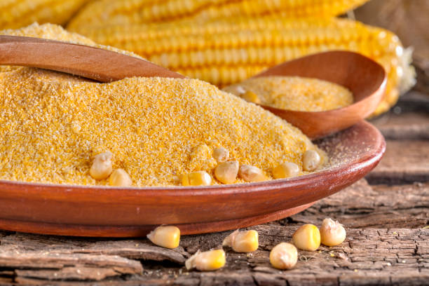 corn grits polenta - polenta cooking food spoon foto e immagini stock