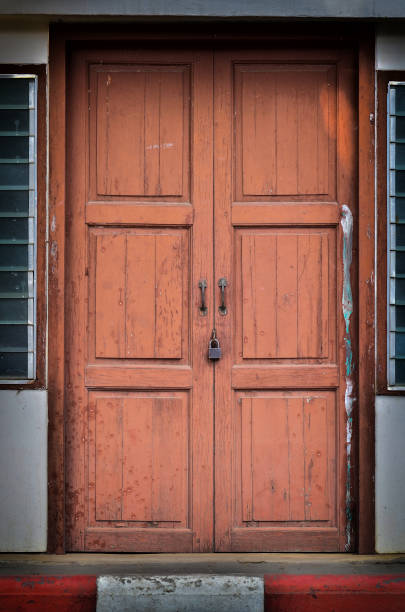 istock old wooden door 640191884