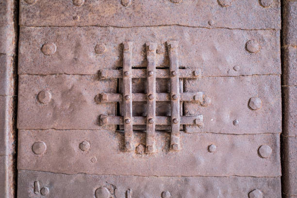 istock Window jail with lattice in old building 640195428