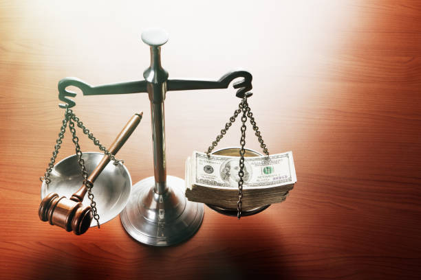 korruption vor gericht? scales of justice mit stapeln von dollars - scales of justice weight scale law gavel stock-fotos und bilder