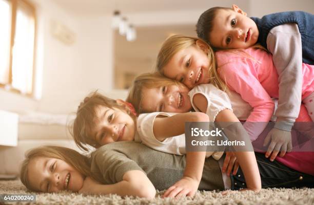 Photo libre de droit de Les Enfants Samusent À La Maison banque d'images et plus d'images libres de droit de Frère - Frère, Soeur, Enfant