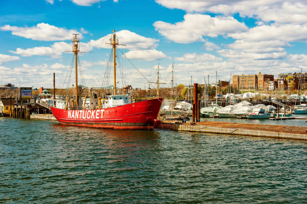 barco rojo amarrado en la bahía de boston - river passenger ship nautical vessel military ship fotografías e imágenes de stock