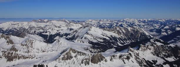 snow covered mountain ranges in the swiss alps - bernese oberland gstaad winter snow imagens e fotografias de stock