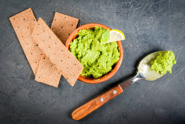 domowe guacamole w misce - avocado lemon snack cracker zdjęcia i obrazy z banku zdjęć