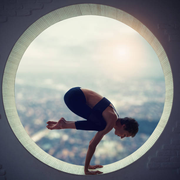 młoda kobieta robi joga - healthy lifestyle yoga vitality flexibility zdjęcia i obrazy z banku zdjęć