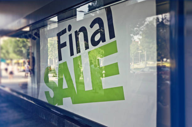 istock Final sale sign in a clothing store window 640208422