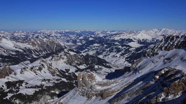 saanenland valley in winter and mountain ranges - bernese oberland gstaad winter snow imagens e fotografias de stock