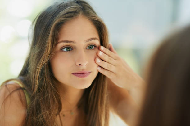 lustro, lustro, na ścianie... - mirror women looking human face zdjęcia i obrazy z banku zdjęć