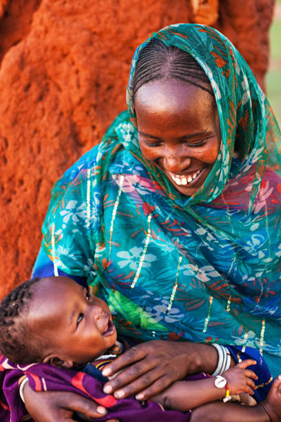 tribu borana mujer agarrando su bebé, etiopía, áfrica  - village africa ethiopian culture ethiopia fotografías e imágenes de stock