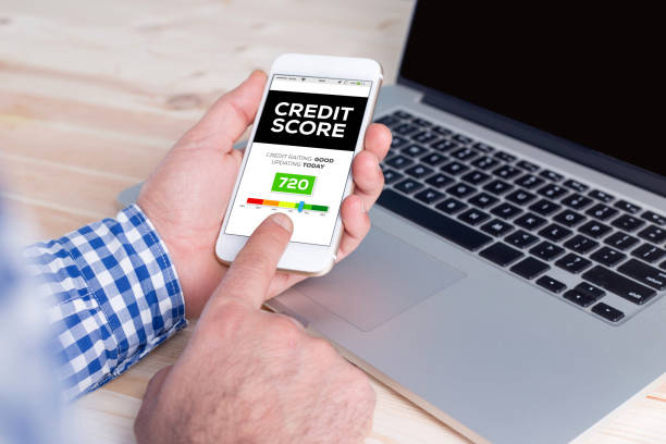 smartphone in der hand und zeigt credit score-konzept auf dem bildschirm - report history debt finance stock-fotos und bilder