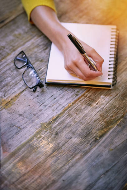 es un lienzo en blanco para sus pensamientos - diary writing women human hand fotografías e imágenes de stock