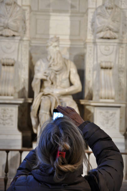 미켈란젤로에 의해 모세의 동상을 촬영 하는 여자 - statue apple roman sculpture 뉴스 사진 이미지