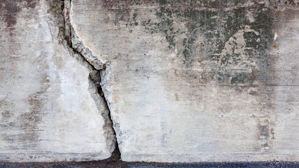 istock Big crack in concrete wall 640226758