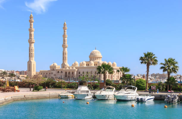 meczet el mina masjid w hurghadzie - public building blue nautical vessel coastline zdjęcia i obrazy z banku zdjęć