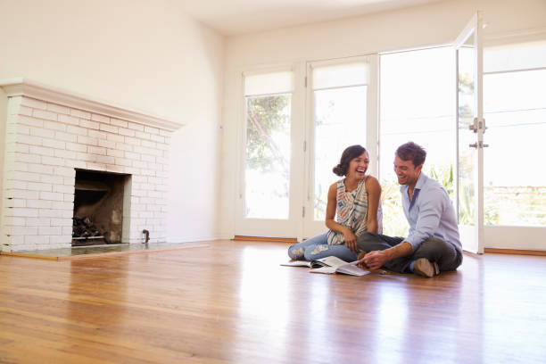 coppia entusiasta pianificazione decorazione di nuova casa - floor sitting foto e immagini stock