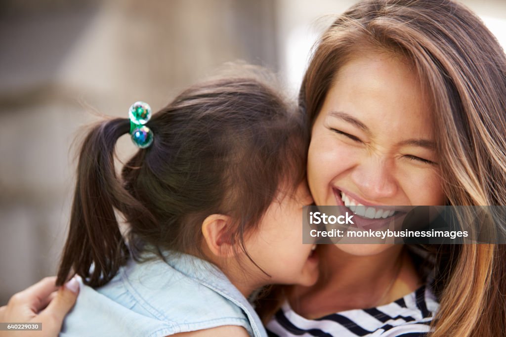 Retrato ao ar livre de mãe e filha amorosas - Foto de stock de Família royalty-free