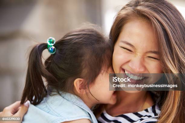 Foto de Retrato Ao Ar Livre De Mãe E Filha Amorosas e mais fotos de stock de Família - Família, Asiático e indiano, Cazaquistão