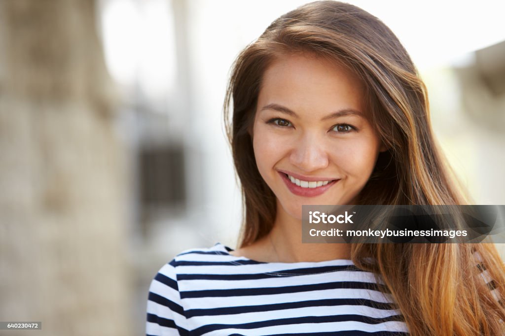 カメラで微笑む魅力的な若い女性の屋外肖像画 - 1人のロイヤリティフリーストックフォト