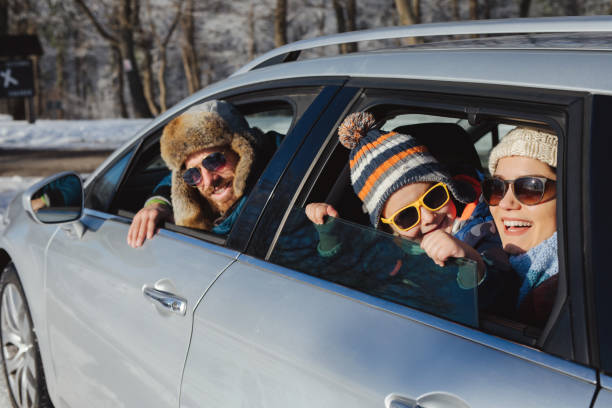 rodzina korzystających z jazdy do górskiego lasu samochodem - transportation mountain winter couple zdjęcia i obrazy z banku zdjęć