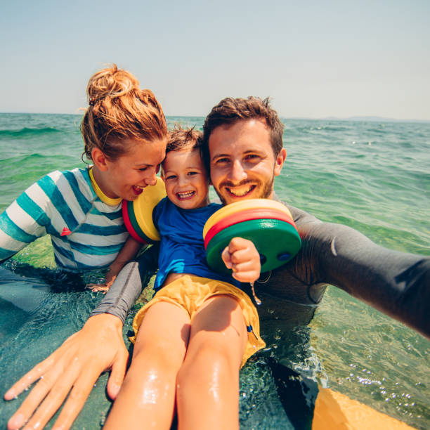 selfie familiar del surfista - surfing beach family father fotografías e imágenes de stock