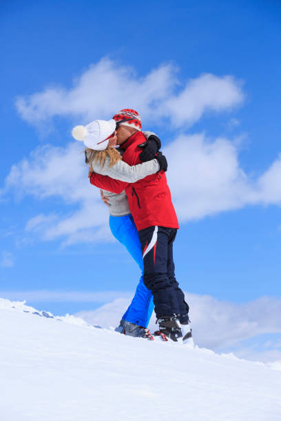 로맨틱 한 겨울 커플 남자와 여자 ��눈 스키어 키스 - romance skiing ski resort couple 뉴스 사진 이미지