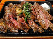 wagyu-rindersteak-in-scheiben-geschnitten.jpg?b=1&s=170x170&k=20&c=Dq2fa-aw7HxIZRM9SmRcjfvAkrMUddntrXDU_B9au5o=