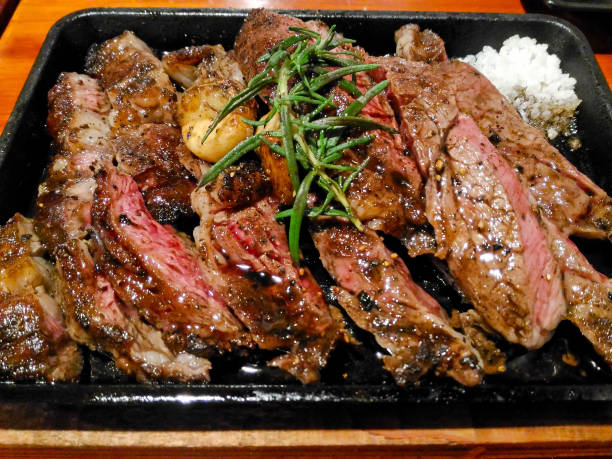 стейк из говядины вагью нарезанный - scotch steak стоковые фото и изображения