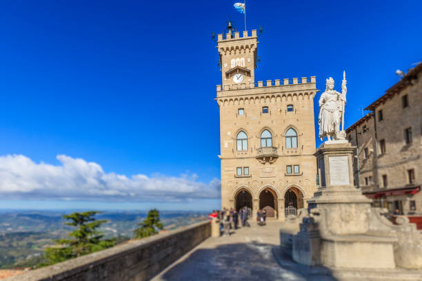 サンマリノ市、リベルタ広場 - republic of san marino ストックフォトと画像