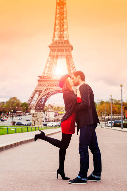 romântico jovem casal a beijar perto da torre eiffel em paris - paris france eiffel tower love kissing imagens e fotografias de stock