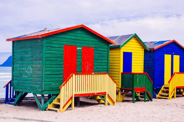 cabanes de plage colorées à muizenberg, afrique du sud - cape town beach hut multi colored photos et images de collection