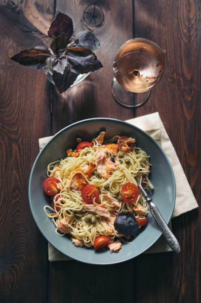 pasta de espagueti casera con salmón, tomates y alcaparras - restaurant pasta italian culture dinner fotografías e imágenes de stock