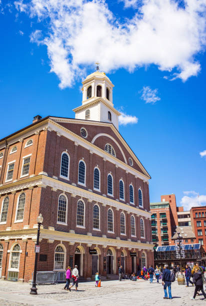 faneuil hall im government center der innenstadt von boston in den usa - town rural scene road new england stock-fotos und bilder