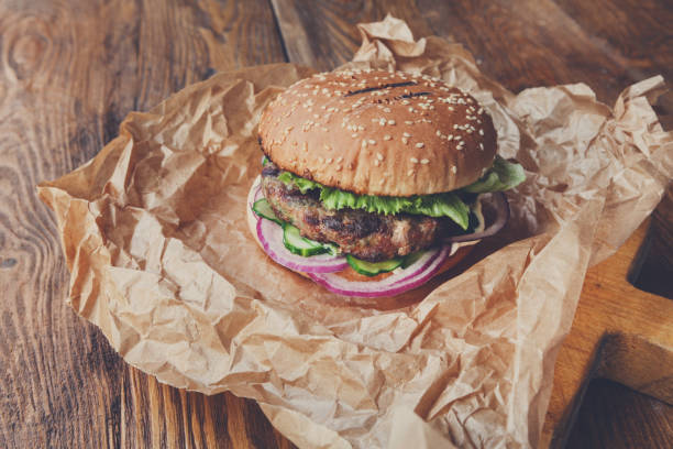 klasyczny amerykański burger, fast food na drewnianym tle - barbecue beef close up multi colored zdjęcia i obrazy z banku zdjęć