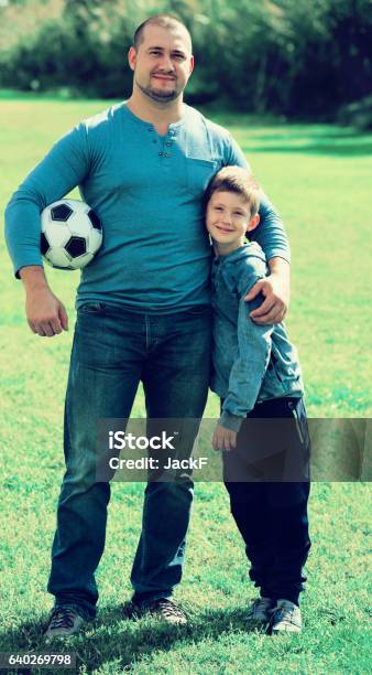 Hombre Y Niño Contento De Pasar Tiempo Con La Pelota Foto de stock y más banco de imágenes de Actividad