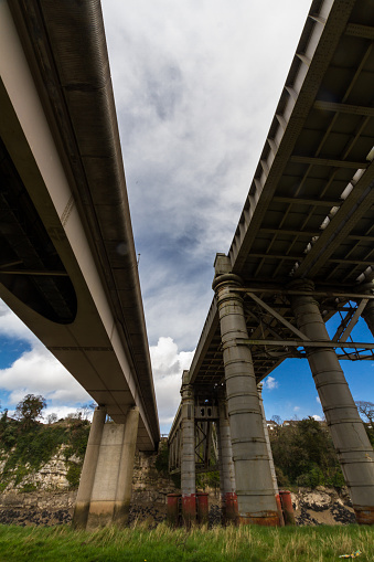 Puente Ferroviario De Chepstow Y Puente Moderno De La Carretera Sobre