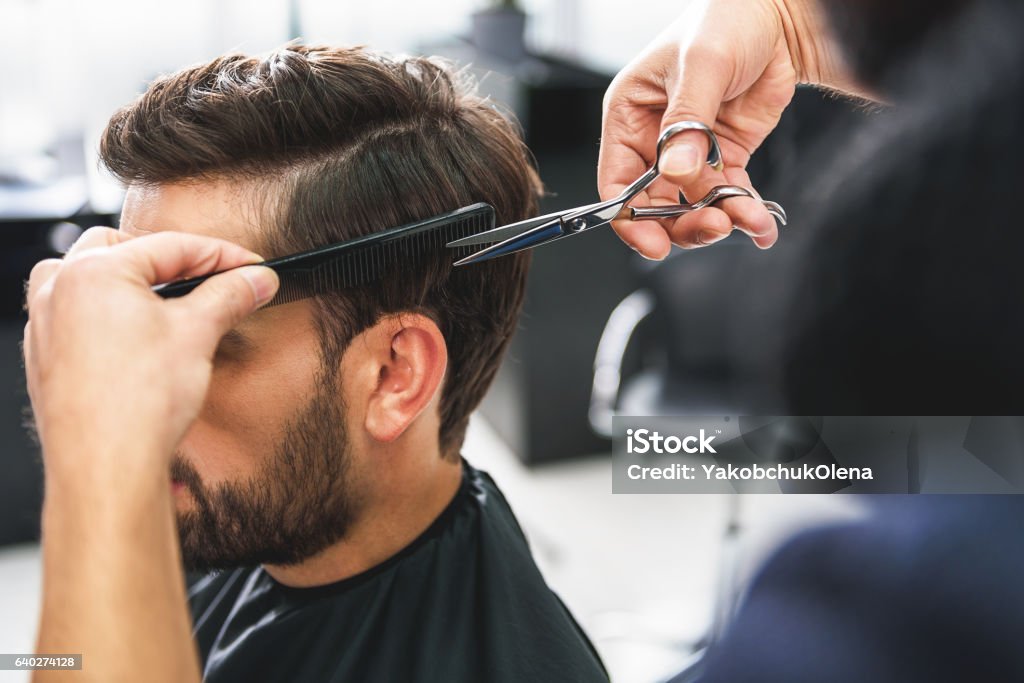 Barbier mit Schere und Kamm - Lizenzfrei Friseurberuf Stock-Foto