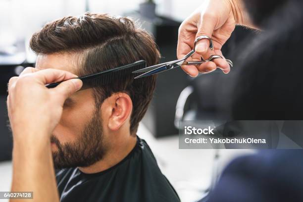 Foto de Barbeiro Usando Tesoura E Pente e mais fotos de stock de Cabeleireiro - Cabeleireiro, Cortar cabelo, Homens