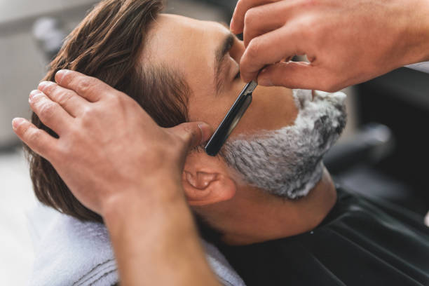 barbeiro profissional se livrando de barba masculina - men stubble beard human hair - fotografias e filmes do acervo