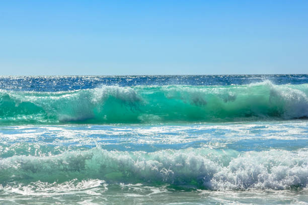 fondo de olas grandes - spraying beaches summer sunlight fotografías e imágenes de stock