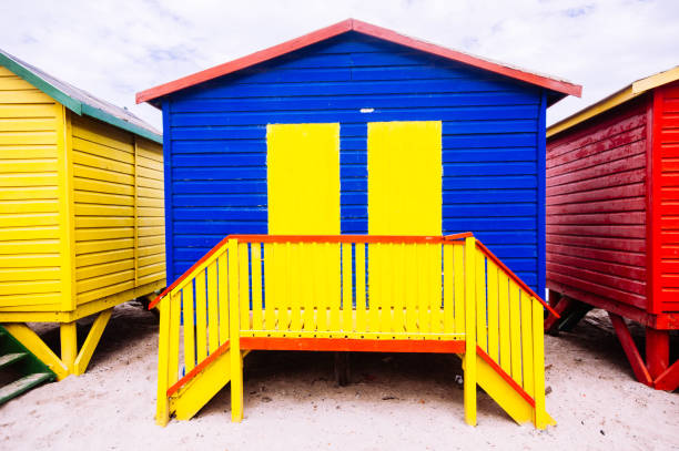 cabanes de plage colorées à muizenberg, afrique du sud - cape town beach hut multi colored photos et images de collection