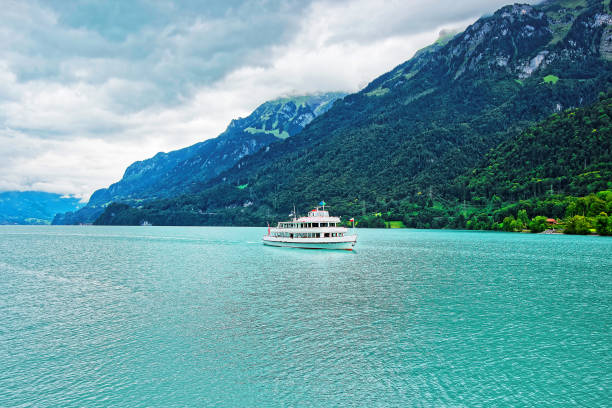 паром на озере бриенц и гора бриенцер ротхорн берн швейцария - brienz bernese oberland village lake стоковые фото и изображения