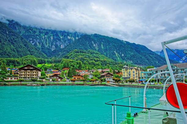 lago brienz y montaña brienzer rothorn en berna en suiza - swiss culture chalet brienz european alps fotografías e imágenes de stock