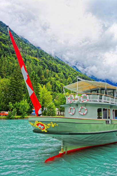 nave sul lago di brienz e brienzer rothorn montagna berna svizzera - brienz bernese oberland village lake foto e immagini stock